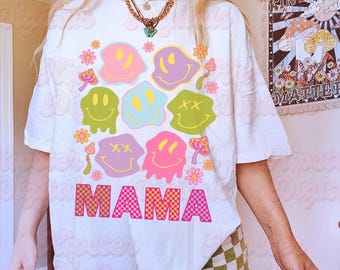 MAMA Smileys PNG, Retro Digital Nedladdning, trendig schackrutig mamma png, söta prästkragesvampar png, hippie mamma T-shirt, trippy smiley ansikten