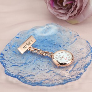 Montre de poche personnalisée pour infirmières Nom gravé montres Bijoux pour infirmières Cadeaux personnalisés pour étudiantes et infirmiers Montre de poche pour sage-femme image 3