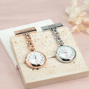 Montre de poche personnalisée pour infirmières Nom gravé montres Bijoux pour infirmières Cadeaux personnalisés pour étudiantes et infirmiers Montre de poche pour sage-femme image 1