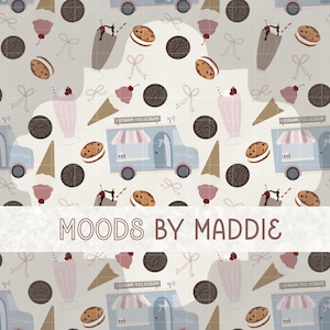 Puede incluir: Un patrón sin costuras que presenta un camión de helados azul claro con toldo a rayas rosa y blanco, conos de helado, batidos de chocolate y galletas con chispas de chocolate. El texto "I scream you scream" está en el lateral del camión. El fondo es beige claro con lazos rosas y cerezas rojas.