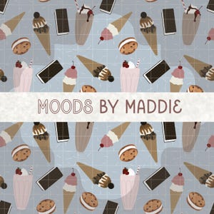 Puede incluir: Patrón repetido de conos de helado, batidos, sándwiches de helado y galletas sobre un fondo azul claro. El texto "MOODS BY MADDIE" se muestra en una pancarta blanca en la imagen.