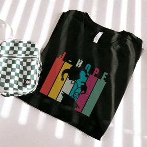 Maglietta BTS ispirata a J-Hope / Hobi / Hoseok "Jack in the Box" in nero, blu navy e marrone