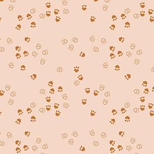 Op de afbeelding: Een naadloos patroon van bruine pootafdrukken op een licht perzikkleurige achtergrond.