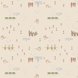 Peut inclure: Motif répété représentant un jardin avec des carottes, des radis, de la laitue et des oignons. Le motif comprend des arrosoirs, des gouttes de pluie et de petites fleurs sur un fond beige. Les mots "Carottes", "Laitue" et "Radis" sont écrits sur des panneaux.