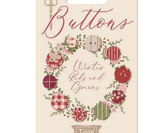 Könnte beinhalten: Ein Set mit 9 Stoffbezogenen Knöpfen in Kranzform. Die Knöpfe sind in Rot-, Rosa- und Grüntönen auf weißem Hintergrund. Der Text "Buttons" befindet sich oben auf der Karte und "Winter Reds and Greens" in der Mitte. Der Text "Tilda" befindet sich unten auf der Karte.