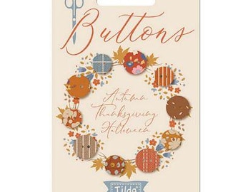 Könnte beinhalten: Eine Karte mit dem Wort "Buttons" in einer dekorativen Schriftart. Die Karte zeigt einen Kranz aus Stoffknöpfen in Herbstfarben und -mustern. Der Text "Autumn, Thanksgiving, Halloween" ist in einer Schreibschrift geschrieben. Die Karte ist unten mit "Tilda" beschriftet.