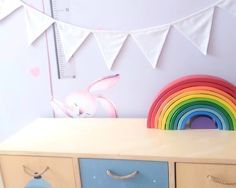 Guirnalda de banderines de lino natural: decoración para guarderías y bodas
