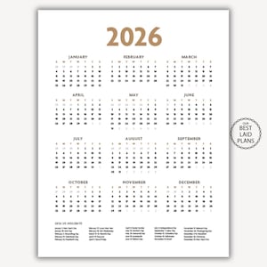 以下が含まれることがあります： 白紙に印刷された2026年のカレンダー。年は上部に金色で表示されています。月は行に配置され、日付はシンプルで読みやすい形式です。カレンダーには米国の祝日のリストが含まれています。