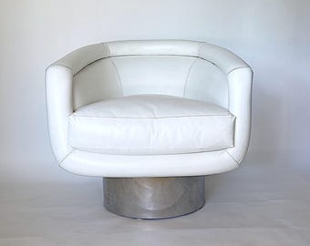 Biały skórzany fotel obrotowy przypisywany Milo Baughmanowi