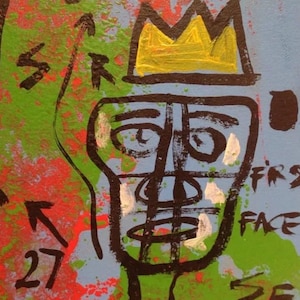 Może przedstawiać: Abstrakcyjne malarstwo przedstawiające czarny kontur twarzy z ż&oacute;łtą koroną na jasnoniebieskim tle. Dzieło zawiera czerwone i zielone plamy farby, strzałki i liczbę 27. Widoczne są r&oacute;wnież słowa "FIRST FACE".