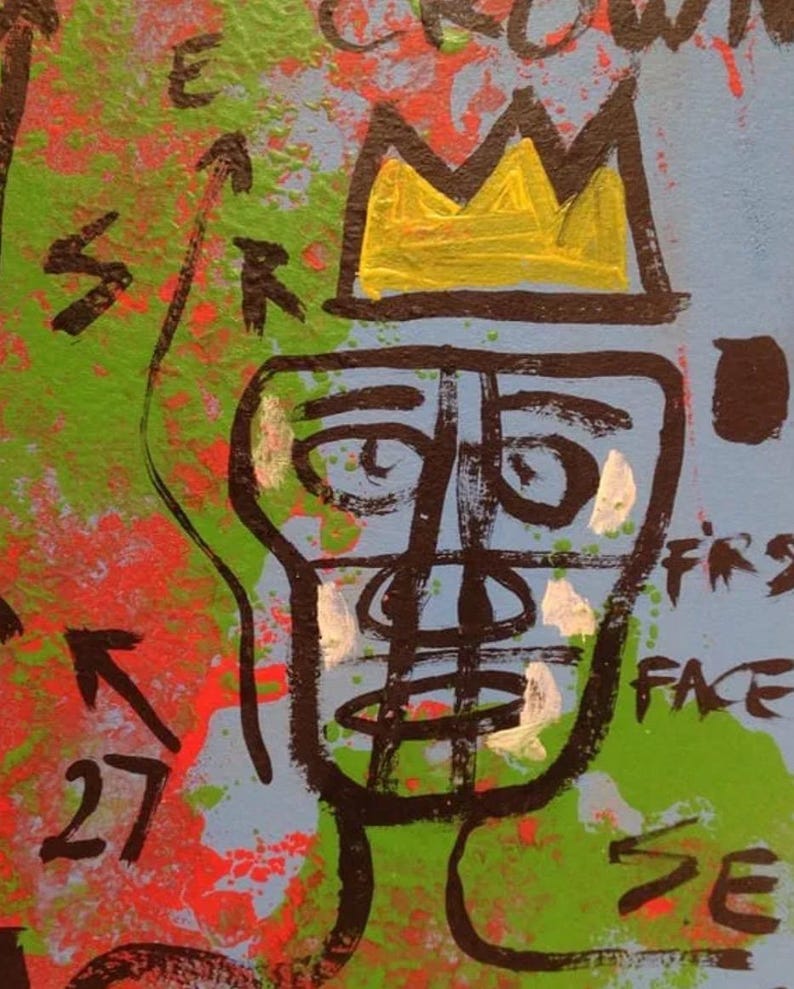 Może przedstawiać: Abstrakcyjne malarstwo przedstawiające czarny kontur twarzy z ż&oacute;łtą koroną na jasnoniebieskim tle. Dzieło zawiera czerwone i zielone plamy farby, strzałki i liczbę 27. Widoczne są r&oacute;wnież słowa "FIRST FACE".