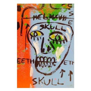 Może przedstawiać: Abstrakcyjny obraz przedstawiający czaszkę ze słowem "SKULL" napisanym nad i pod nią. Czaszka jest obrysowana na czarno z ż&oacute;łtymi oczami i czarnym nosem i ustami. Tło jest jasnoniebieskie i pomarańczowe z zielonymi i białymi akcentami.