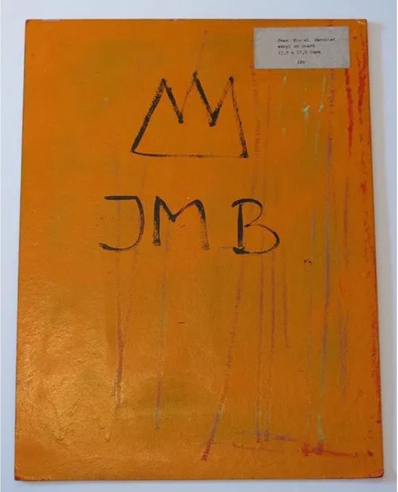 Może przedstawiać: Pomarańczowe dzieło sztuki z czarną koroną i literami "JMB". Grafika ma teksturowaną powierzchnię z pionowymi smugami w r&oacute;żnych kolorach. Mała etykieta z tekstem znajduje się w prawym g&oacute;rnym rogu. Prawdopodobnie jest to nadruk lub obraz.