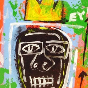 Może przedstawiać: Abstrakcyjny obraz przedstawiający czarną twarz z białymi konturami, zwieńczoną ż&oacute;łtą koroną. Dzieło ma odważny, kolorowy styl z niebieskim i pomarańczowym tłem. Słowo "EY" jest widoczne w prawym g&oacute;rnym rogu.