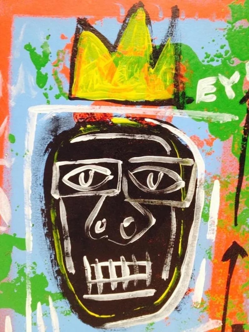 Może przedstawiać: Abstrakcyjny obraz przedstawiający czarną twarz z białymi konturami, zwieńczoną ż&oacute;łtą koroną. Dzieło ma odważny, kolorowy styl z niebieskim i pomarańczowym tłem. Słowo "EY" jest widoczne w prawym g&oacute;rnym rogu.
