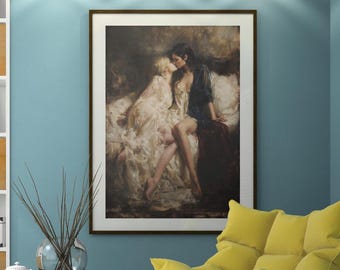 Peut inclure: Une œuvre d'art encadrée représente deux personnages dans une étreinte intime. L'un porte une robe blanche, l'autre un haut sombre. La peinture a un thème romantique, avec des couleurs douces et une attention portée à l'interaction des personnages. L'œuvre est exposée sur un mur bleu.
