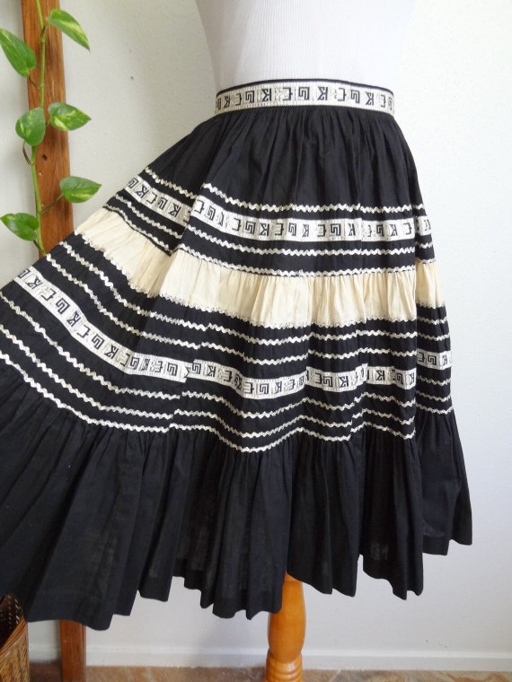 Stunning Full 50s Cotton Circle Patio Skirt Black… - image 5