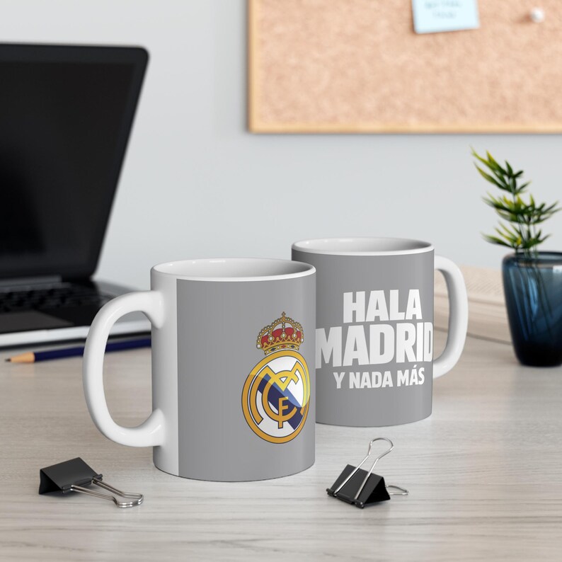 Taza con el escudo del Real Madrid / Logotipo del equipo de fútbol, fondo gris imagen 5