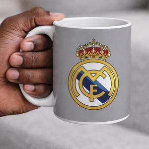 Taza con el escudo del Real Madrid / Logotipo del equipo de fútbol, fondo gris imagen 1