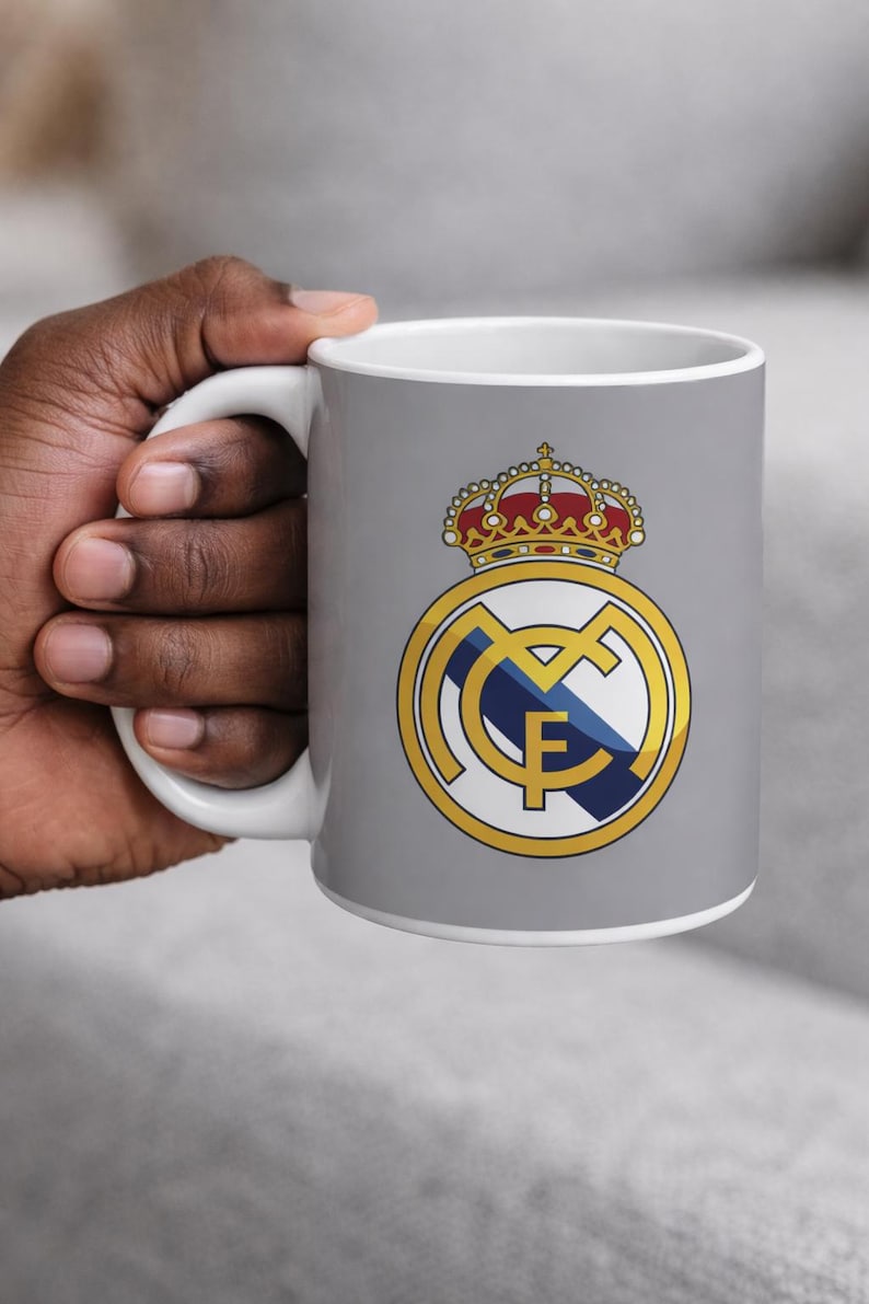 Taza con el escudo del Real Madrid / Logotipo del equipo de fútbol, fondo gris imagen 1