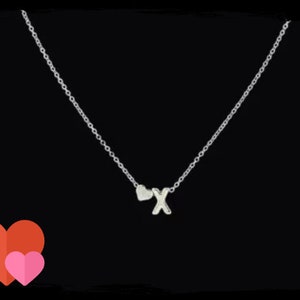 Collar bañado en plata con letras y corazón (A-Z)