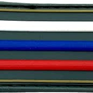 Puede incluir: Un parche bordado rectangular con los colores de la bandera rusa. El parche es blanco, azul y rojo con un borde dorado.