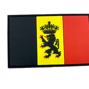Peut inclure: Un patch brodé noir, jaune et rouge avec le drapeau belge et un emblème de lion.