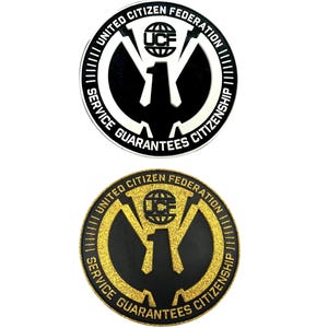 Peut inclure: Deux badges ronds noirs et dorés avec le texte "United Citizen Federation" et "Service Guarantees Citizenship" autour du bord. Le centre du badge présente un aigle noir avec un globe et les lettres "UCF" à l'intérieur. Le badge du haut est argenté et le badge du bas est doré.