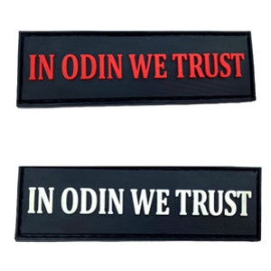 Peut inclure: Deux patchs rectangulaires noirs avec des coutures blanches autour des bords. Les patchs ont le texte "IN ODIN WE TRUST" en lettres rouges et blanches.