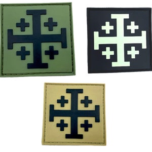 Peut inclure: Trois patchs brodés avec une croix noire et quatre petites croix sur un fond vert, noir et beige.