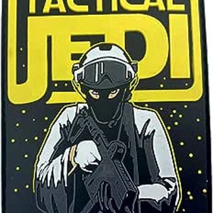 Peut inclure: Patch noir et blanc avec une image stylisée d'une personne portant un masque noir et un casque tenant un fusil. Le texte "Tactical Jedi" est en lettres jaunes au-dessus de l'image.