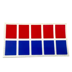 Può includere: Una toppa bianca con dieci quadrati, cinque rossi e cinque blu, disposti su due file.