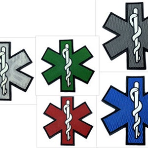 Può includere: Una collezione di cinque toppe a forma di stella della vita in vari colori: argento, verde, rosso, grigio e blu. Ogni toppa presenta un bastone bianco con un serpente, simbolo dei servizi medici di emergenza.