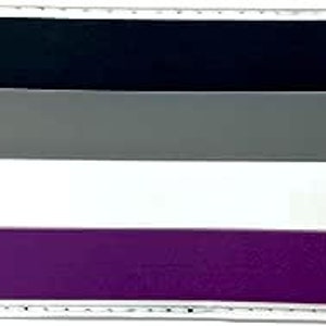 Może przedstawiać: Naszywka z flagą dumy aseksualnej z czarnymi, szarymi, białymi i fioletowymi paskami.