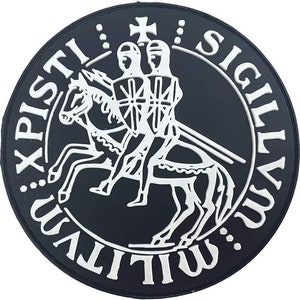 Peut inclure: Sceau noir et blanc avec le texte "SIGILLVM : : XPI : : PISTI : :" autour de l'extérieur. Le sceau représente deux chevaliers à cheval avec une croix au-dessus d'eux.