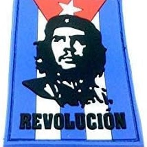 Peut inclure: Un drapeau cubain bleu et rouge avec une étoile blanche et une image en noir et blanc de Che Guevara. Le texte "REVOLUCION" est imprimé en noir en bas du drapeau.