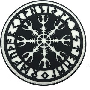 Op de afbeelding: Zwarte en witte ronde patch met een wit symbool dat lijkt op een sneeuwvlok of ster met acht punten. Het symbool wordt omringd door een witte cirkel met zwarte tekst die "ALGIZ JERA EIHWAZ" luidt.
