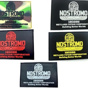 Peut inclure: Cinq patchs noirs avec du texte blanc qui dit "USCSS NOSTROMO 180286 WEYLAND-YUTANI CORPORATION Building Better Worlds". Chaque patch a un design graphique de couleur différente. Un patch a un design camouflage, un a un graphique blanc, un a un graphique jaune, un a un graphique rouge et un a un graphique argenté.
