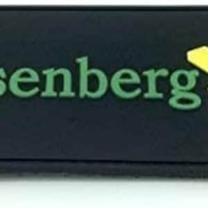 Może przedstawiać: Czarny patch z tekstem "Heisenberg" w zielonych literach i żółtym motylem.