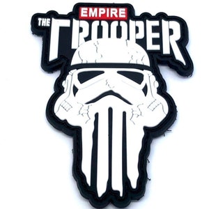Peut inclure: Patch brodé noir et blanc avec un motif de crâne et d'os croisés blancs. Le crâne est un casque de Stormtrooper stylisé de Star Wars. Le texte "THE EMPIRE TROOPER" est au-dessus du crâne en lettres blanches avec un rectangle rouge au-dessus du texte qui dit "EMPIRE".
