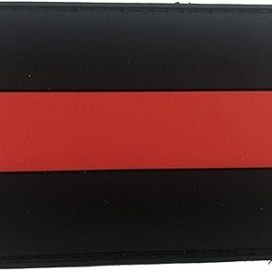Può includere: Toppa nera e rossa a linea sottile. La toppa ha un'unica striscia rossa al centro di uno sfondo nero.