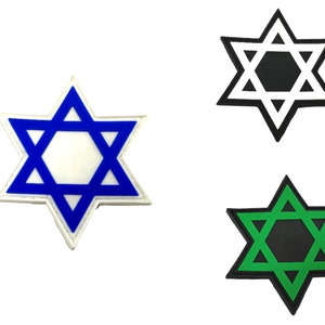 Peut inclure: Trois patchs en forme d'étoile de David. Un est bleu et blanc, un est noir et blanc, et un est vert et noir.