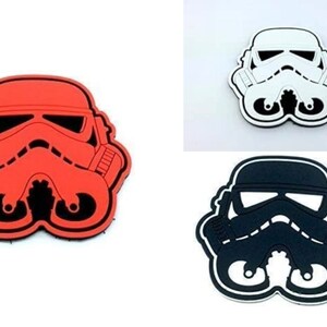 Peut inclure: Trois patchs de couleur différente représentant un casque de Stormtrooper de Star Wars. Les patchs sont rouge, blanc et noir.