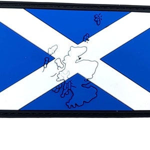 Op de afbeelding: Een blauwe en witte geborduurde patch met de Schotse vlag en een witte omtrek van Schotland.