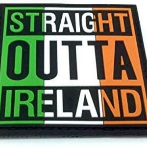 Op de afbeelding: Een groene, witte en oranje patch met de tekst "STRAIGHT OUTTA IRELAND" in zwart.