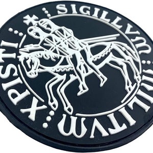 May include: A black and white circular patch with the text "SIGILLVM:WALT:XPI:ST" around the edge. The center of the patch features a white image of three knights riding a horse.