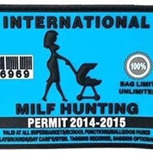 Op de afbeelding: Een rechthoekige patch met een zwarte rand en een blauwe achtergrond. De patch bevat bovenaan de tekst "INTERNATIONAL", links een barcode en het nummer "6969" en onderaan de tekst "MILF HUNTING". In het midden staat een silhouet van een persoon die een kinderwagen duwt.