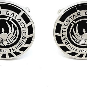Peut inclure: Une paire de boutons de manchette argentés avec un motif noir et blanc. Les boutons de manchette présentent le logo de Battlestar Galactica avec le texte "Battlestar Galactica" et "BSG 75".
