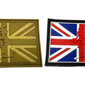 Peut inclure: Deux patchs brodés représentant le drapeau de l'Union Jack avec un contour en relief du Royaume-Uni. Le patch de gauche est kaki et le patch de droite est bleu avec des accents rouges et blancs.