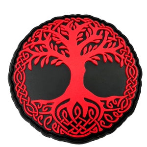 Può includere: Toppa ricamata rossa e nera con un motivo di albero della vita celtico. L'albero è circondato da un bordo di nodi.